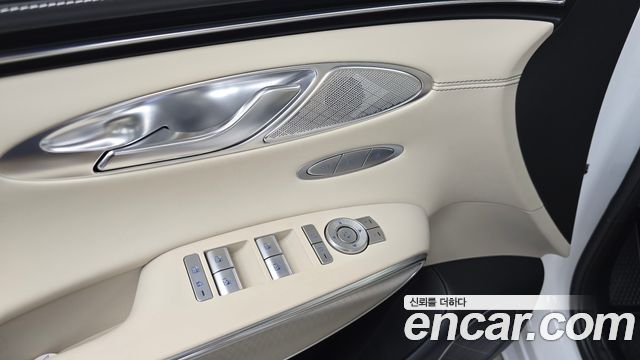 Genesis GV70 2023 — photo 28