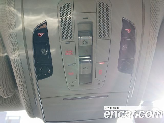 Audi A8 2012 — photo 18