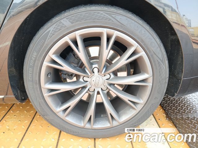 Audi A8 2012 — photo 20