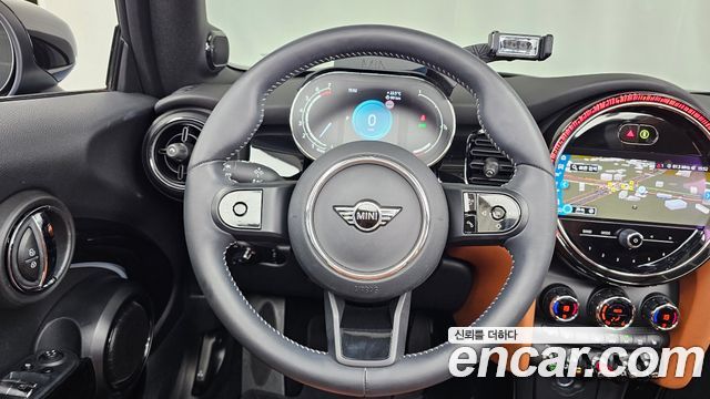Mini Cooper Convertible 2024 — photo 13