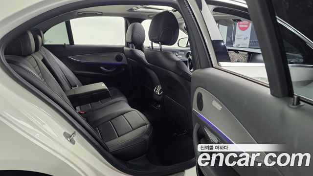 Mercedes-Benz E-Class 2017 — photo 11