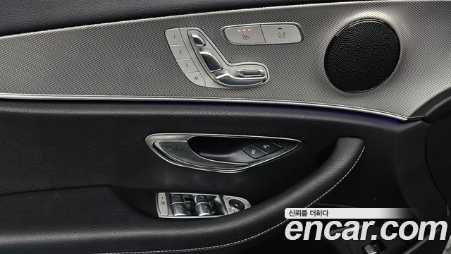 Mercedes-Benz E-Class 2017 — photo 12