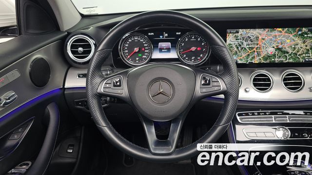 Mercedes-Benz E-Class 2017 — photo 14