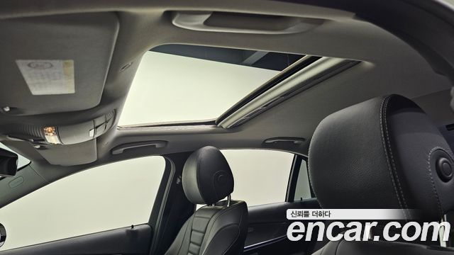 Mercedes-Benz E-Class 2017 — photo 19