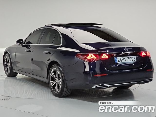 Mercedes-Benz E-Class 2024 — photo 3