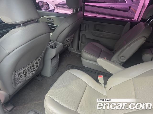 Kia Canival 2015 — photo 16