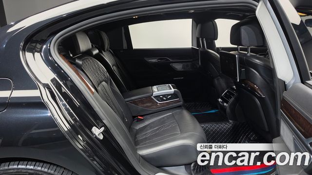 BMW 7-Series 2018 — photo 12