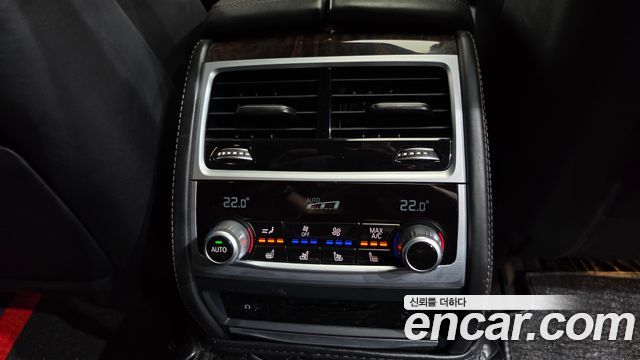BMW 7-Series 2018 — photo 18