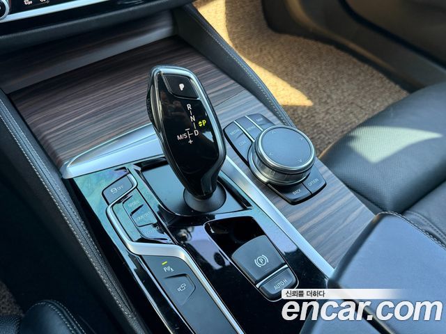 BMW 5-Series 2017 — photo 9