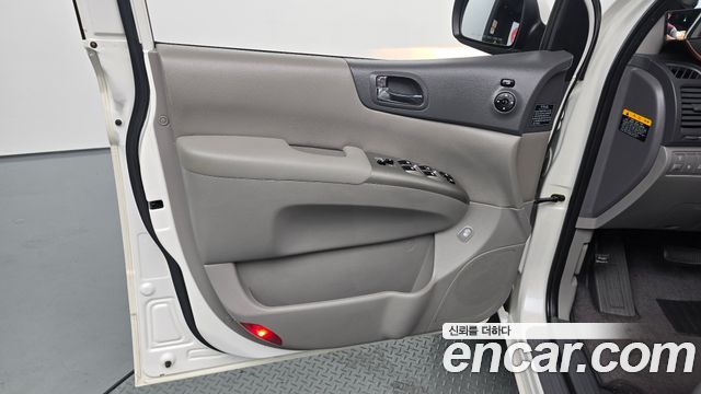 Kia Canival 2012 — photo 14