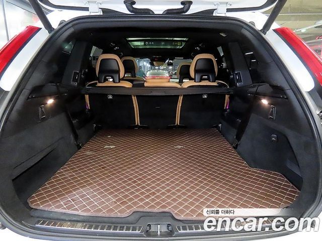 Volvo XC90 2018 — photo 17