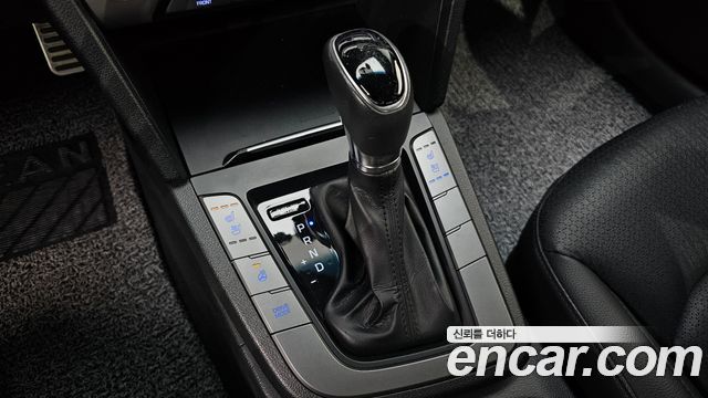 Hyundai AVANTE 2016 — photo 12