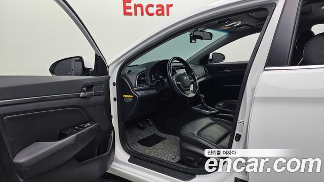 Hyundai AVANTE 2016 — photo 13