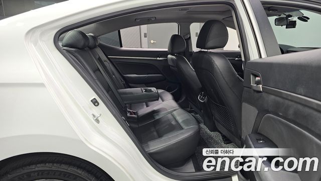 Hyundai AVANTE 2016 — photo 17