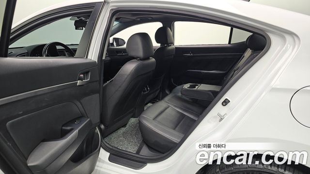 Hyundai AVANTE 2016 — photo 18
