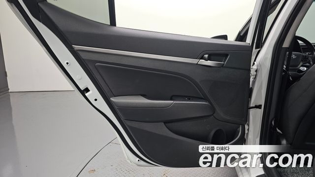 Hyundai AVANTE 2016 — photo 15
