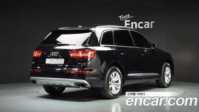 Audi Q7 2019 — photo 2