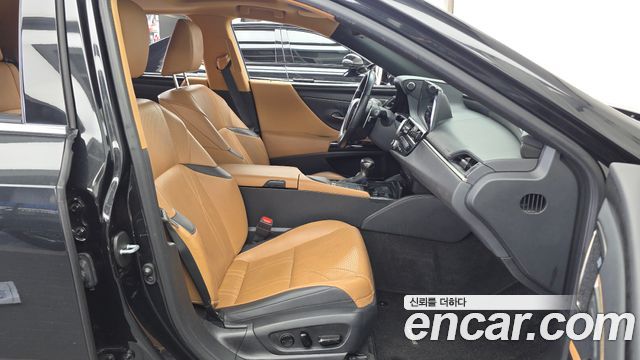 Lexus ES 2022 — photo 17