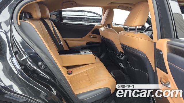 Lexus ES 2022 — photo 18