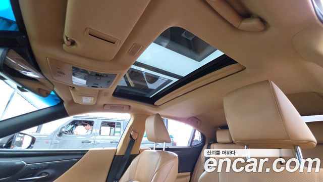 Lexus ES 2022 — photo 24