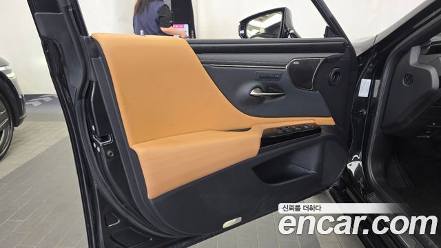 Lexus ES 2022 — photo 14