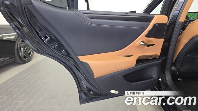 Lexus ES 2022 — photo 15