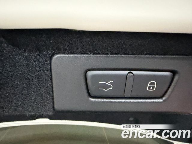 Maserati Quattroporte 2019 — photo 17