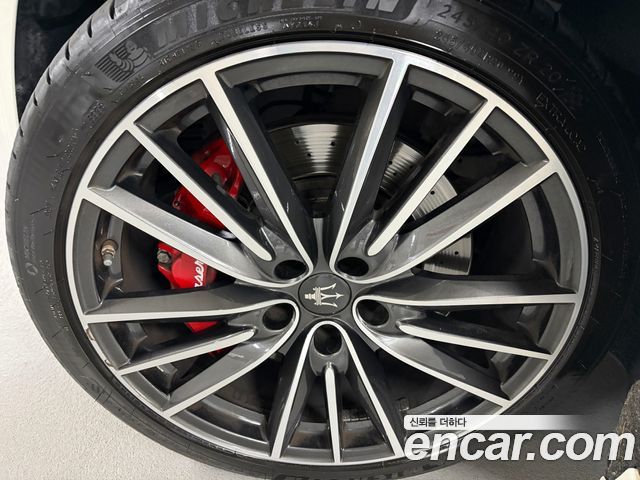 Maserati Quattroporte 2019 — photo 20