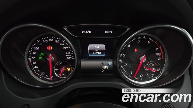 Mercedes-Benz GLA-Class 2018 — photo 11