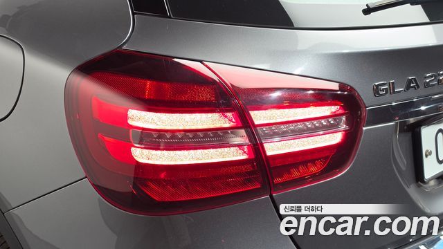 Mercedes-Benz GLA-Class 2018 — photo 9