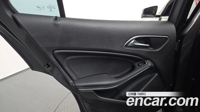 Mercedes-Benz GLA-Class 2018 — photo 15