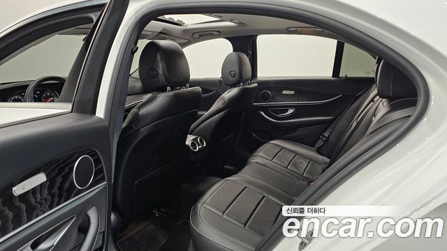Mercedes-Benz E-Class 2020 — photo 18