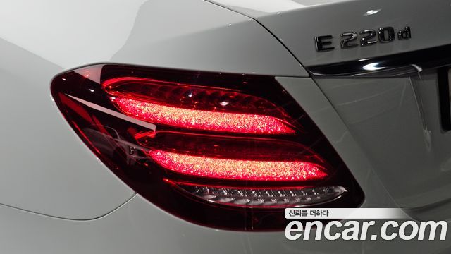 Mercedes-Benz E-Class 2020 — photo 9