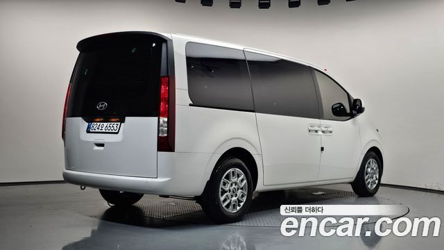 Hyundai Staria 2025 — photo 2
