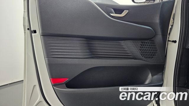 Hyundai Staria 2025 — photo 14