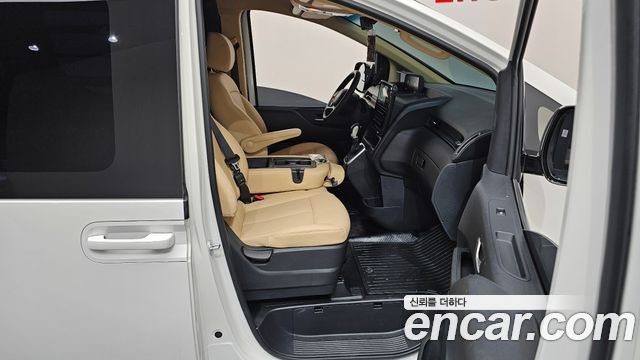 Hyundai Staria 2025 — photo 16