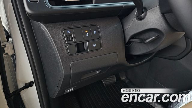 Hyundai Staria 2025 — photo 28