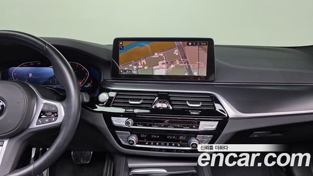 BMW 5-Series 2022 — photo 20