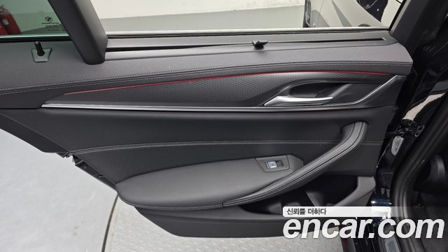BMW 5-Series 2022 — photo 15