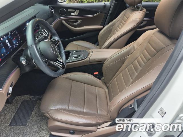 Mercedes-Benz E-Class 2023 — photo 10