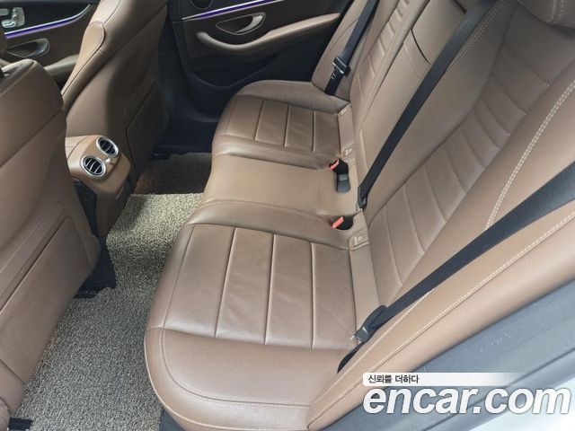 Mercedes-Benz E-Class 2023 — photo 11