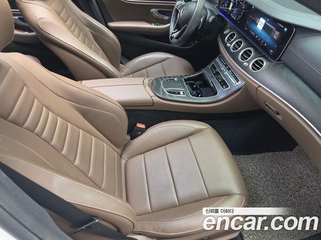 Mercedes-Benz E-Class 2023 — photo 12