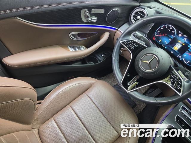 Mercedes-Benz E-Class 2023 — photo 13