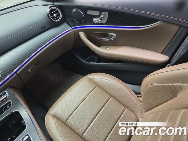 Mercedes-Benz E-Class 2023 — photo 14
