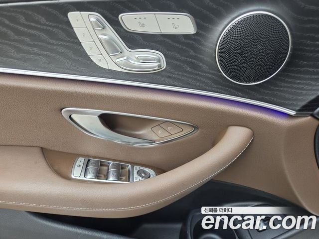 Mercedes-Benz E-Class 2023 — photo 15
