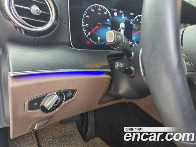Mercedes-Benz E-Class 2023 — photo 17