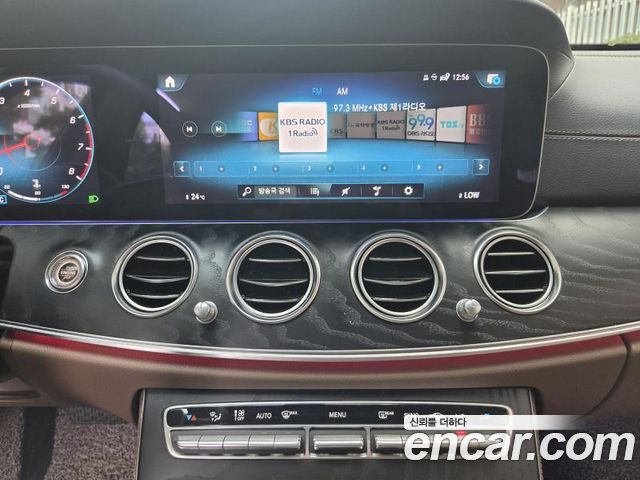 Mercedes-Benz E-Class 2023 — photo 20