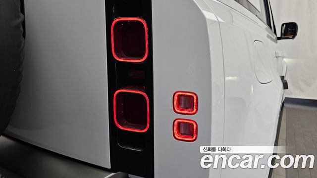 Land Rover Defender 2024 — photo 9