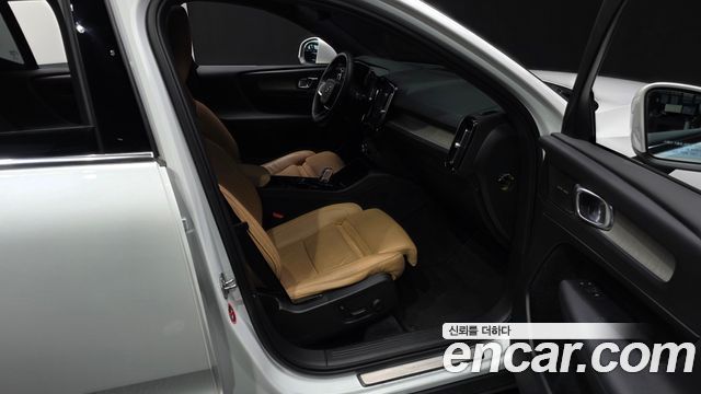 Volvo XC40 2020 — photo 17