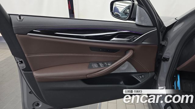 BMW 5-Series 2021 — photo 14